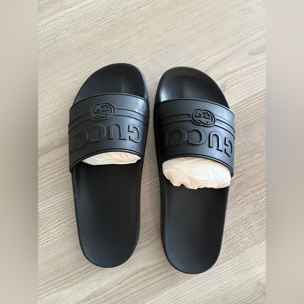 Authentic Gucci Logo Slides - Picture 2 of 6